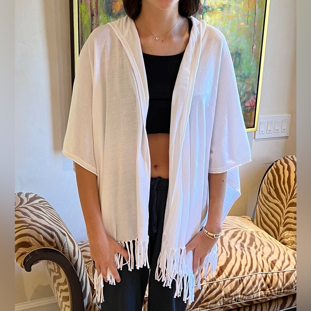 MINNIE ROSE Fringed, hooded shawl. White.